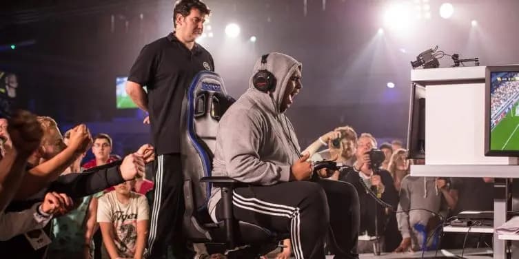 “A quando una partita insieme?”, Courtois sfida uno dei più grandi videogiocatori professionisti di FIFA