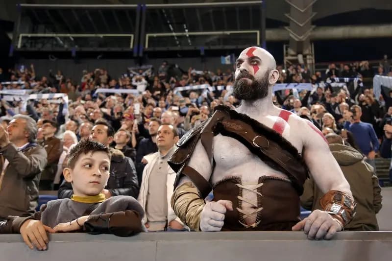 Kratos e Atreus, i protagonisti di God of War, tra gli spettatori del derby Lazio-Roma!